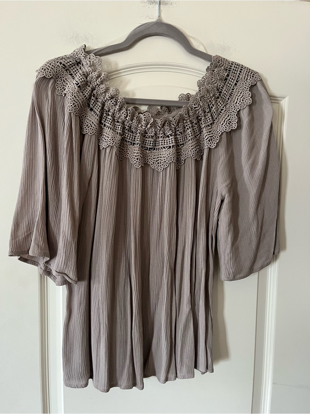 AGB Lace-Trim Flowy Top in Taupe with Vertical Creasing Women’s Size Medium